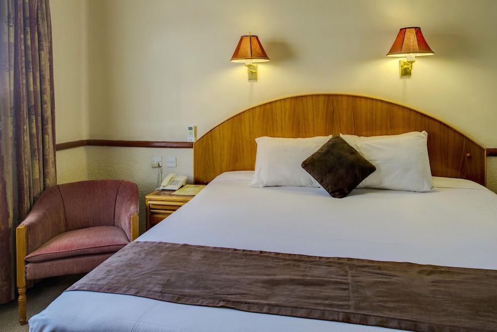 New Ambassador Hotel Harare Bagian luar foto