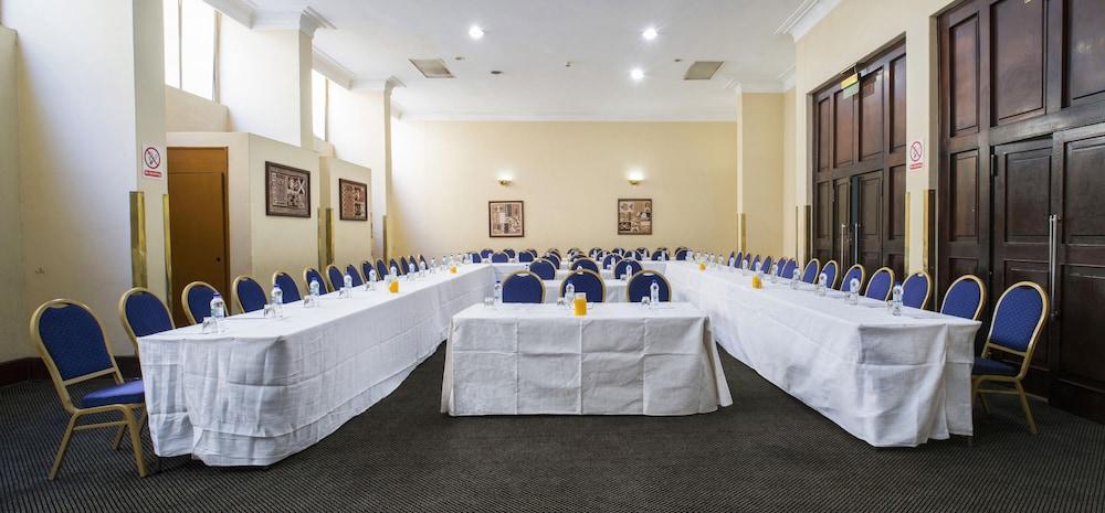 New Ambassador Hotel Harare Bagian luar foto