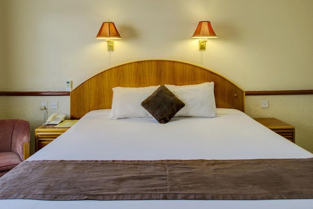 New Ambassador Hotel Harare Bagian luar foto