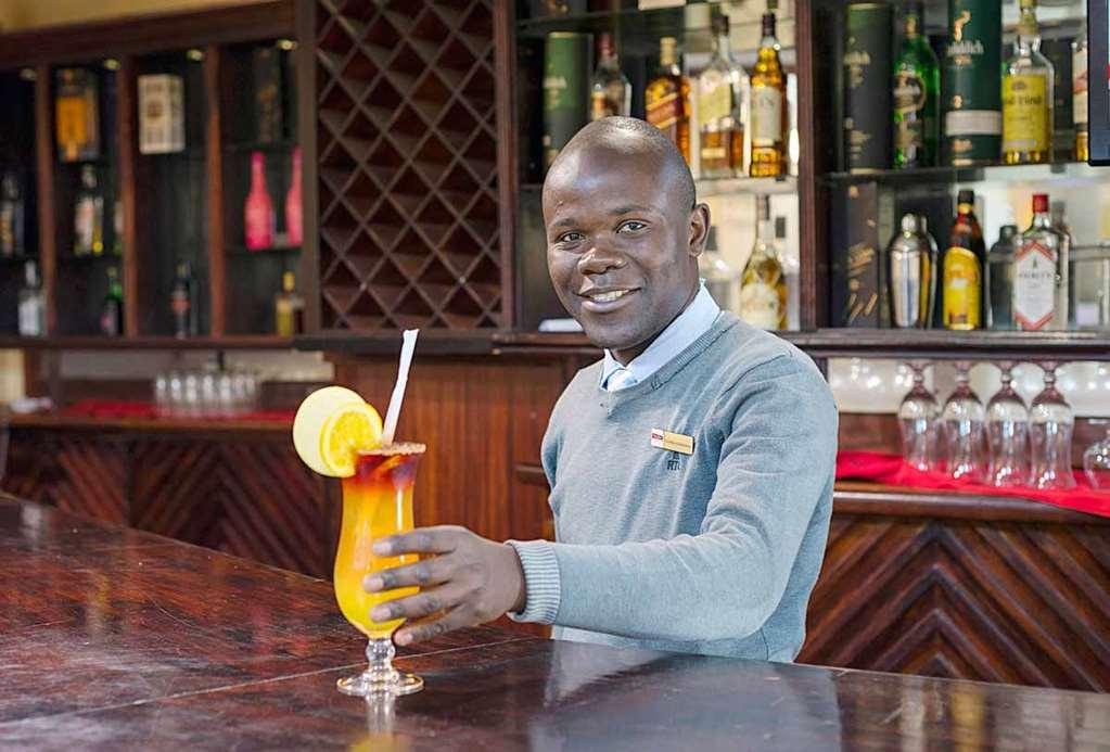 New Ambassador Hotel Harare Restoran foto