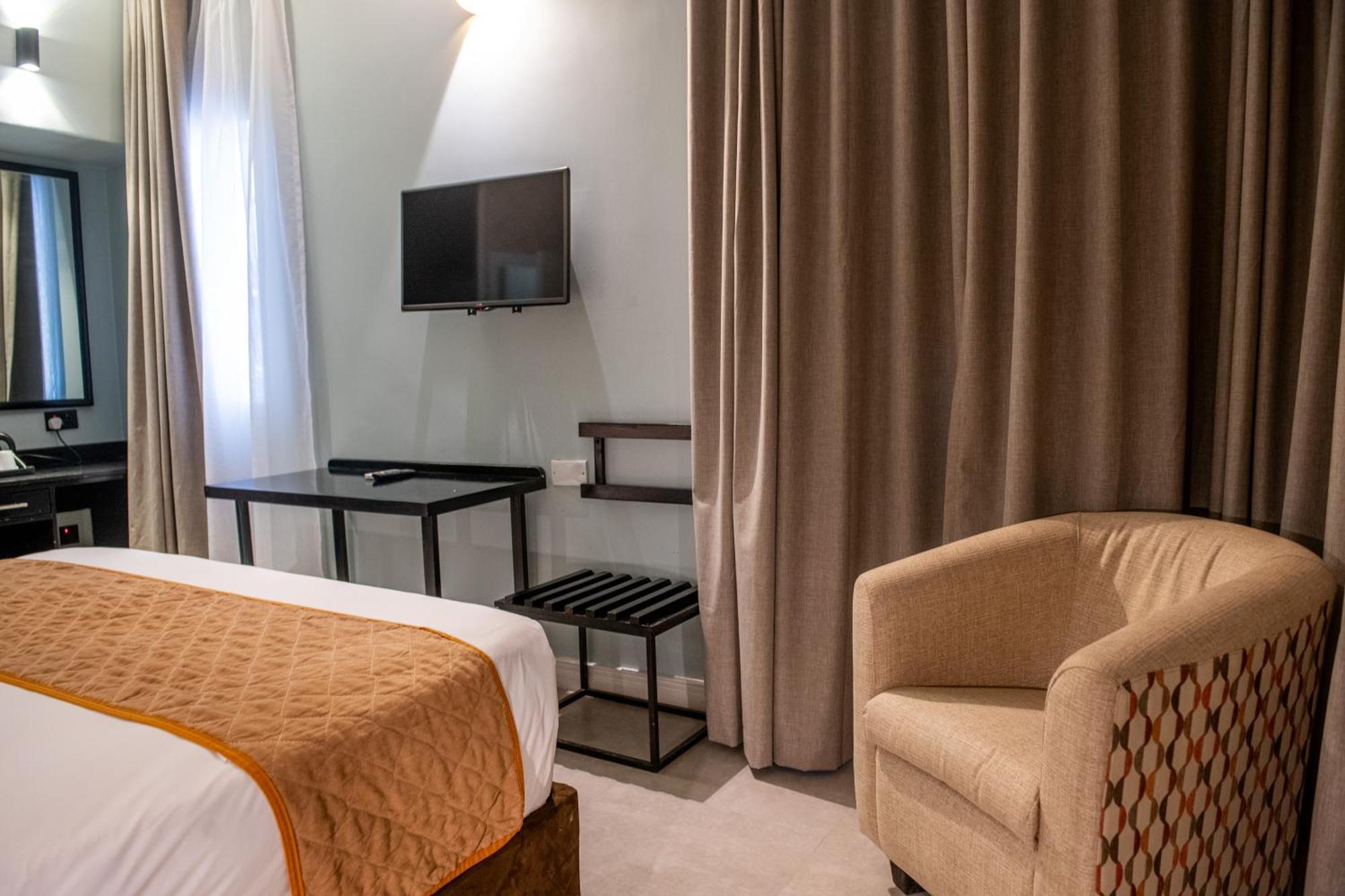 New Ambassador Hotel Harare Bagian luar foto
