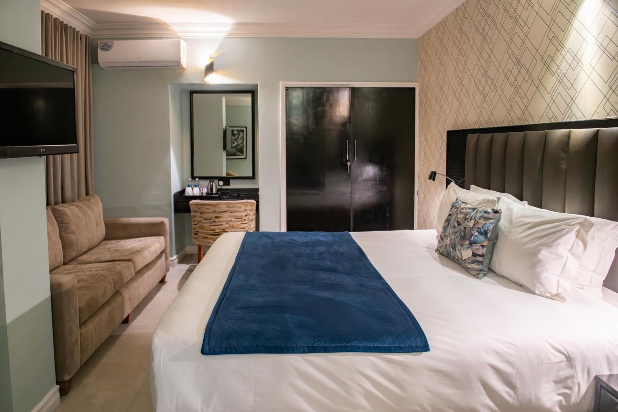 New Ambassador Hotel Harare Bagian luar foto
