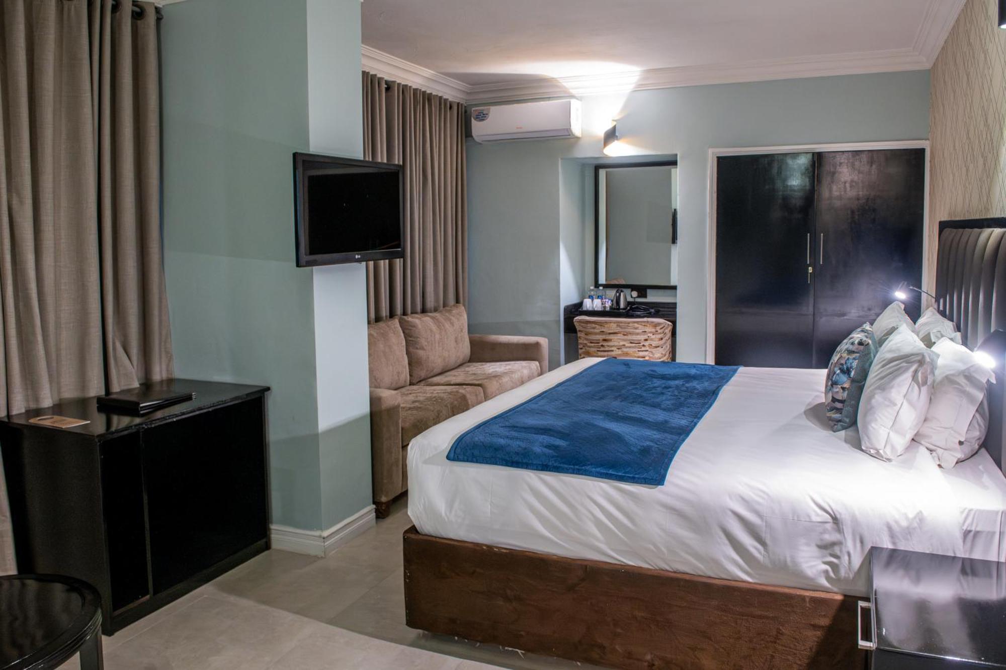 New Ambassador Hotel Harare Bagian luar foto