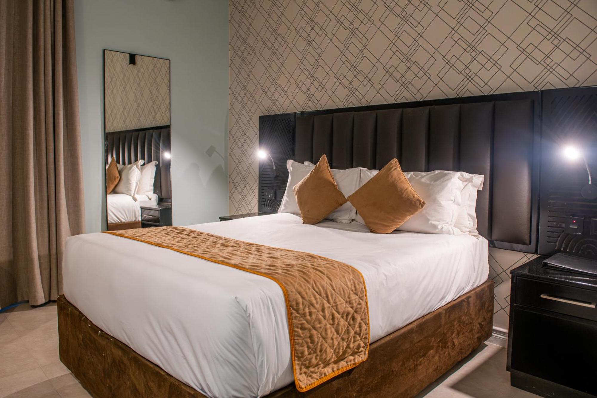 New Ambassador Hotel Harare Bagian luar foto
