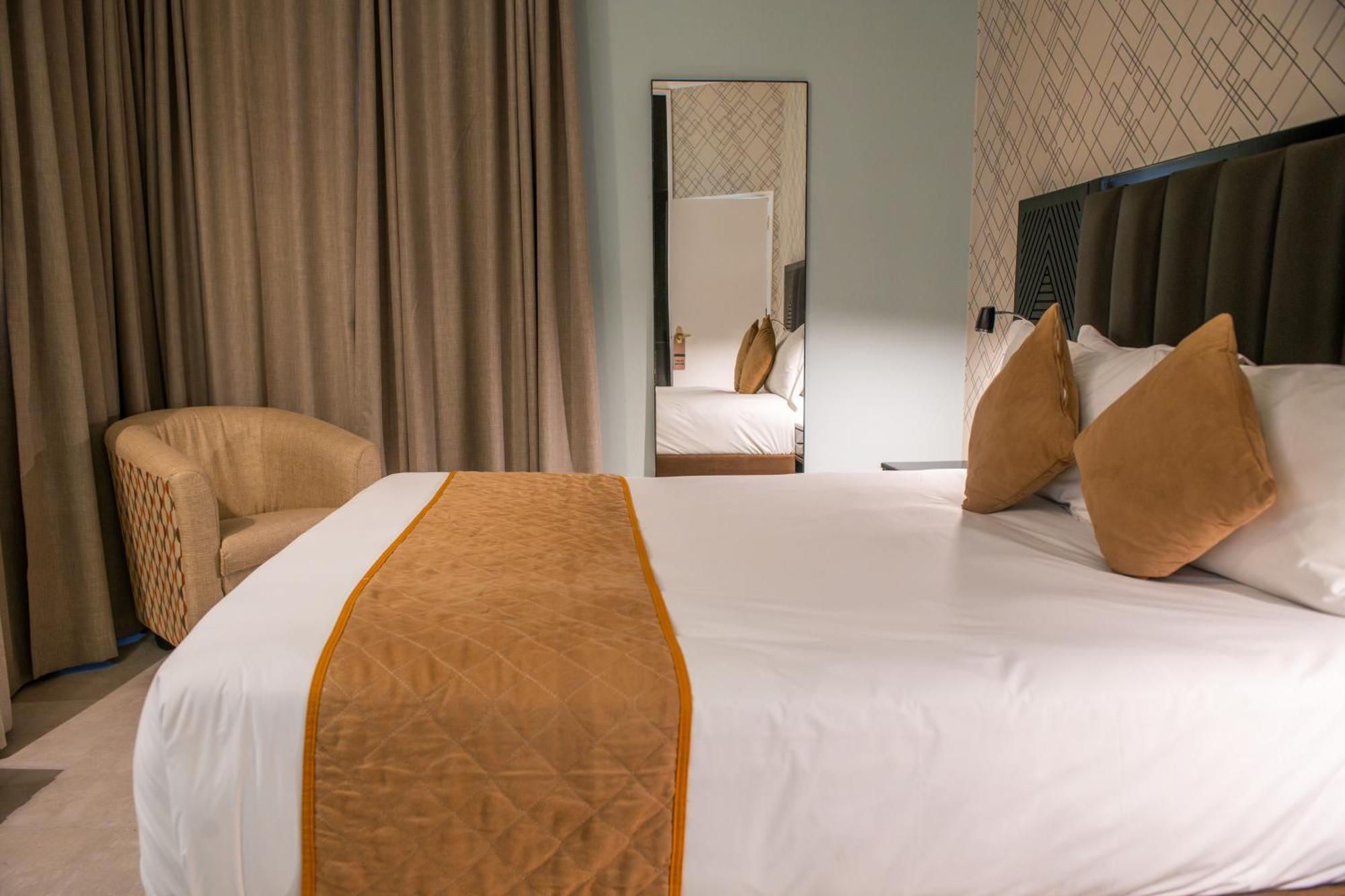 New Ambassador Hotel Harare Bagian luar foto