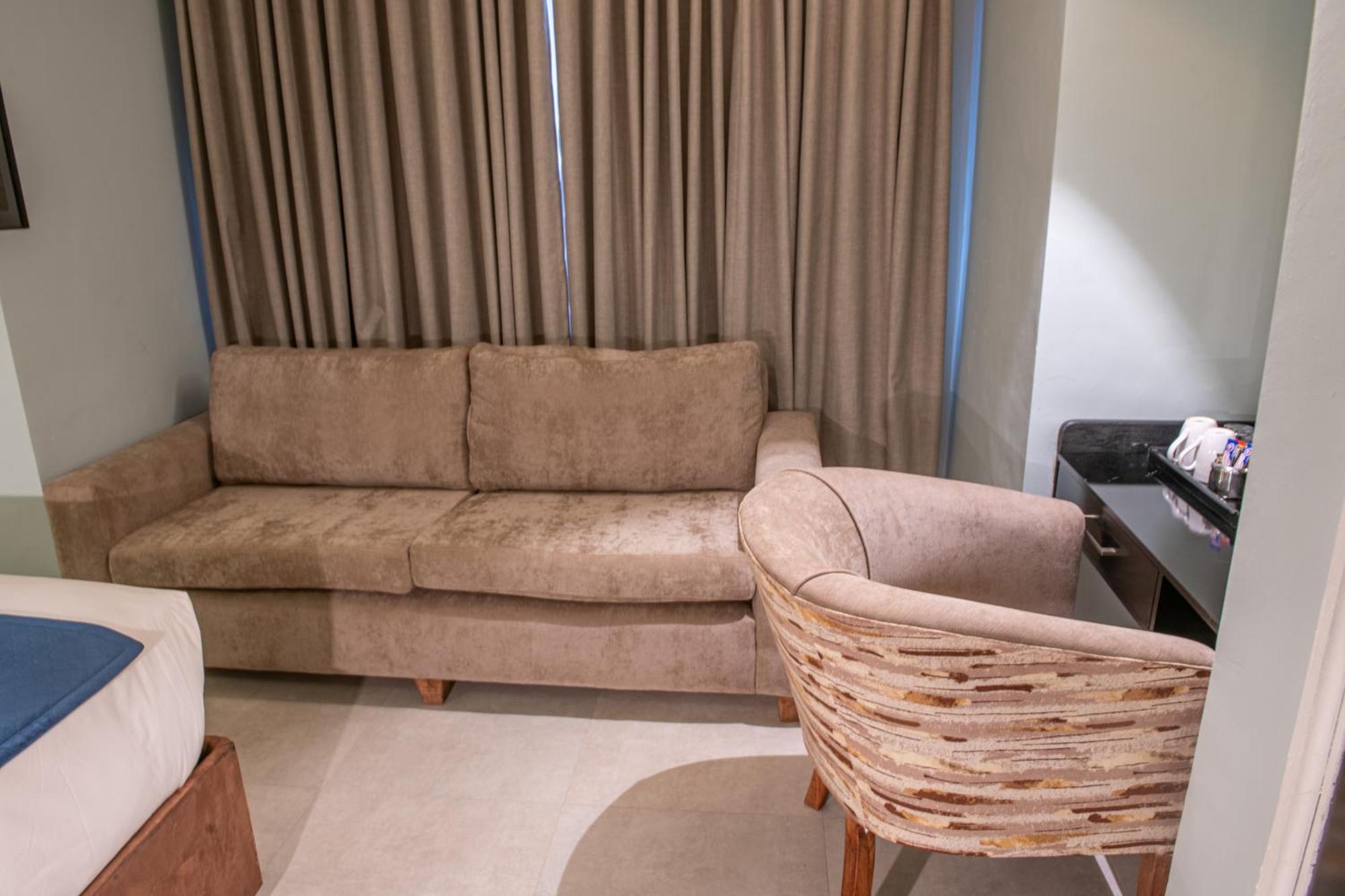 New Ambassador Hotel Harare Bagian luar foto