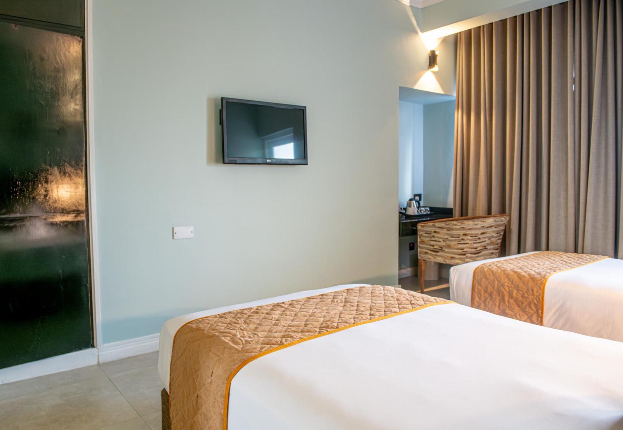 New Ambassador Hotel Harare Bagian luar foto
