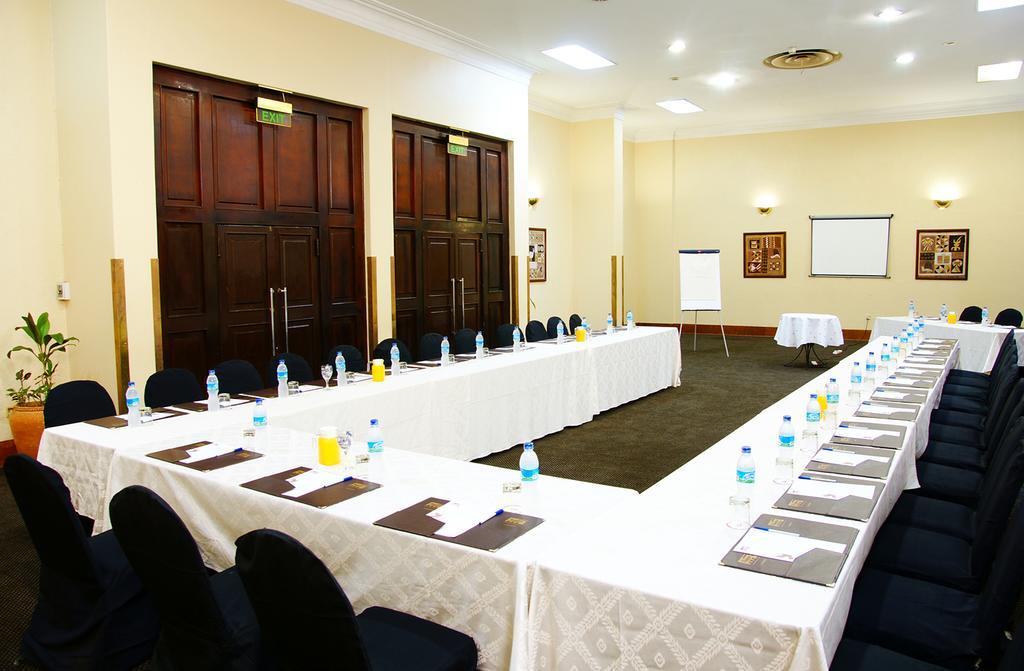 New Ambassador Hotel Harare Bagian luar foto