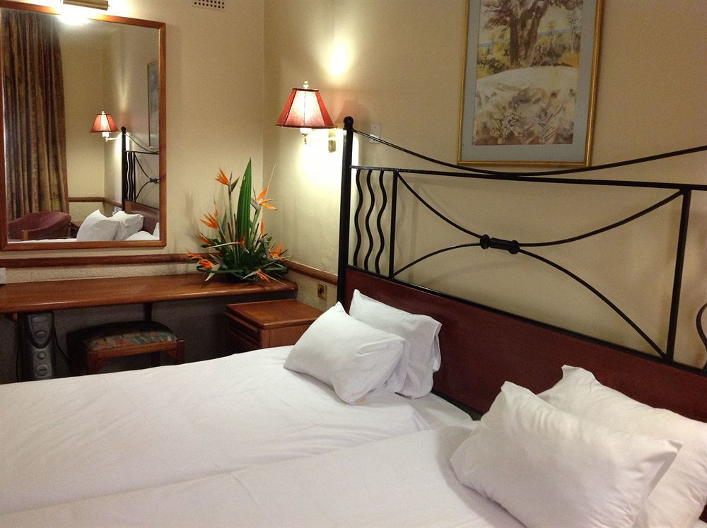 New Ambassador Hotel Harare Bagian luar foto